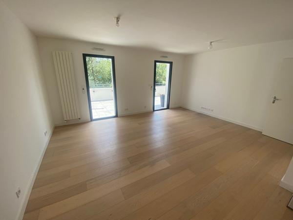 Bien rare de 139 m² dans résidence de standing ,usage professionnel ou résidentiel possible avec une terrasse de 62 m² 2 box fermés