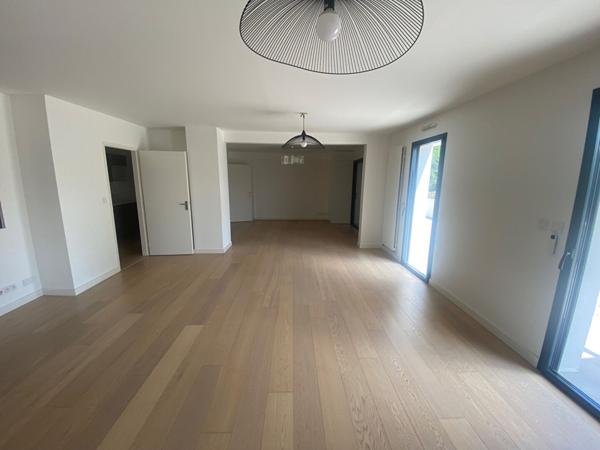 Bien rare de 139 m² dans résidence de standing ,usage professionnel ou résidentiel possible avec une terrasse de 62 m² 2 box fermés