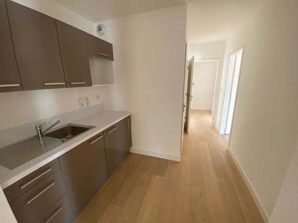 Bien rare de 139 m² dans résidence de standing ,usage professionnel ou résidentiel possible avec une terrasse de 62 m² 2 box fermés