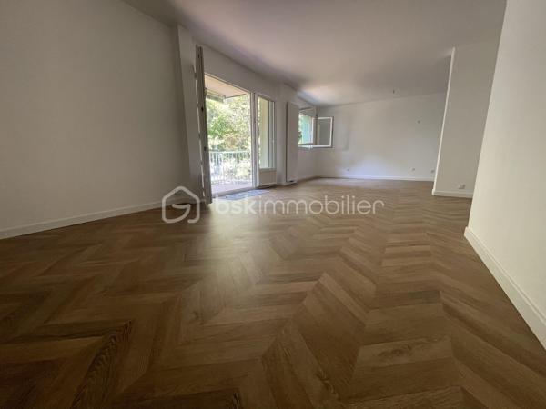 🏡 VENELLES CENTRE – APPARTEMENT 4 PIÈCES AVEC TERRASSE, BALCON, PARKING ET CAVE

Idéalement situé en plein cœur de Venelles, à seulement quelques pas de l'église, de la place du marché, des écoles (maternelle et primaire), des arrêts de bus et des commerces de proximité, découvrez cet appartement de 83 m² entièrement rénové, offrant un cadre de vie privilégié alliant confort, calme et praticité.

Situé au 1er étage sur 3 avec ascenseur, au sein d'une résidence équipée d'une rampe d'accès, cet appartement bénéficie d'un environnement particulièrement paisible, dans une rue très peu passante.

Dès l'entrée, vous serez séduit par la qualité de la rénovation et le choix de matériaux soignés, notamment son élégant parquet bois en pointe de Hongrie, qui confère beaucoup de cachet à l'ensemble.

L'appartement se compose d'une belle et grande pièce de vie lumineuse, de trois chambres, d'une pièce annexe pouvant être aménagée en dressing, cellier ou espace de rangement, d'une salle d'eau moderne équipée d'un sèche-serviettes, ainsi que de WC indépendants.

La cuisine reste à aménager selon vos envies, vous laissant la liberté de créer un espace entièrement personnalisé.

Côté extérieur, vous profiterez d'une agréable terrasse exposée plein sud d'environ 10 m², donnant sur un parc arboré. Ses dimensions permettent aisément d'y installer une table afin de profiter de repas en extérieur, dans un environnement verdoyant et paisible. Un balcon accessible depuis deux des chambres complète les extérieurs.

Le bien est complété par une place de parking privative et une cave, des prestations particulièrement recherchées en centre-ville.

L'appartement n'est pas équipé de climatisation, mais l'installation d'un système est possible, avec la possibilité d'installer une unité extérieure sur le balcon.

📍 Les points forts :

✅ Emplacement privilégié en plein centre de Venelles
✅ Tous les commerces, services et transports accessibles à pied
✅ Appartement entièrement rénové avec matériaux de qualité
✅ Terrasse plein sud de 10 m² sur parc arboré
✅ Balcon attenant à deux chambres
✅ Trois chambres + pièce annexe (dressing, cellier ou rangement)
✅ Salle d'eau avec sèche-serviettes
✅ Ascenseur et rampe d'accès
✅ Place de parking privative et cave
✅ Possibilité d'installer une climatisation
✅ Copropriété sans procédure en cours

Un bien rare sur le secteur, idéal pour une famille ou des acquéreurs souhaitant profiter d'un appartement entièrement rénové, dans l'un des emplacements les plus recherchés de Venelles, où tous les services du quotidien sont accessibles à pied.