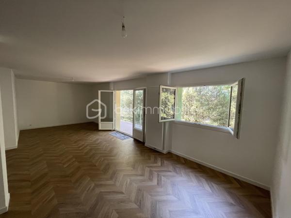 🏡 VENELLES CENTRE – APPARTEMENT 4 PIÈCES AVEC TERRASSE, BALCON, PARKING ET CAVE

Idéalement situé en plein cœur de Venelles, à seulement quelques pas de l'église, de la place du marché, des écoles (maternelle et primaire), des arrêts de bus et des commerces de proximité, découvrez cet appartement de 83 m² entièrement rénové, offrant un cadre de vie privilégié alliant confort, calme et praticité.

Situé au 1er étage sur 3 avec ascenseur, au sein d'une résidence équipée d'une rampe d'accès, cet appartement bénéficie d'un environnement particulièrement paisible, dans une rue très peu passante.

Dès l'entrée, vous serez séduit par la qualité de la rénovation et le choix de matériaux soignés, notamment son élégant parquet bois en pointe de Hongrie, qui confère beaucoup de cachet à l'ensemble.

L'appartement se compose d'une belle et grande pièce de vie lumineuse, de trois chambres, d'une pièce annexe pouvant être aménagée en dressing, cellier ou espace de rangement, d'une salle d'eau moderne équipée d'un sèche-serviettes, ainsi que de WC indépendants.

La cuisine reste à aménager selon vos envies, vous laissant la liberté de créer un espace entièrement personnalisé.

Côté extérieur, vous profiterez d'une agréable terrasse exposée plein sud d'environ 10 m², donnant sur un parc arboré. Ses dimensions permettent aisément d'y installer une table afin de profiter de repas en extérieur, dans un environnement verdoyant et paisible. Un balcon accessible depuis deux des chambres complète les extérieurs.

Le bien est complété par une place de parking privative et une cave, des prestations particulièrement recherchées en centre-ville.

L'appartement n'est pas équipé de climatisation, mais l'installation d'un système est possible, avec la possibilité d'installer une unité extérieure sur le balcon.

📍 Les points forts :

✅ Emplacement privilégié en plein centre de Venelles
✅ Tous les commerces, services et transports accessibles à pied
✅ Appartement entièrement rénové avec matériaux de qualité
✅ Terrasse plein sud de 10 m² sur parc arboré
✅ Balcon attenant à deux chambres
✅ Trois chambres + pièce annexe (dressing, cellier ou rangement)
✅ Salle d'eau avec sèche-serviettes
✅ Ascenseur et rampe d'accès
✅ Place de parking privative et cave
✅ Possibilité d'installer une climatisation
✅ Copropriété sans procédure en cours

Un bien rare sur le secteur, idéal pour une famille ou des acquéreurs souhaitant profiter d'un appartement entièrement rénové, dans l'un des emplacements les plus recherchés de Venelles, où tous les services du quotidien sont accessibles à pied.