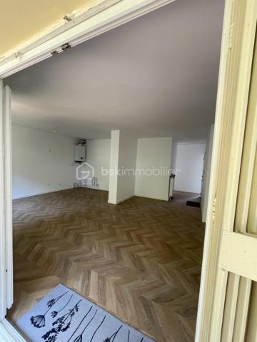 🏡 VENELLES CENTRE – APPARTEMENT 4 PIÈCES AVEC TERRASSE, BALCON, PARKING ET CAVE

Idéalement situé en plein cœur de Venelles, à seulement quelques pas de l'église, de la place du marché, des écoles (maternelle et primaire), des arrêts de bus et des commerces de proximité, découvrez cet appartement de 83 m² entièrement rénové, offrant un cadre de vie privilégié alliant confort, calme et praticité.

Situé au 1er étage sur 3 avec ascenseur, au sein d'une résidence équipée d'une rampe d'accès, cet appartement bénéficie d'un environnement particulièrement paisible, dans une rue très peu passante.

Dès l'entrée, vous serez séduit par la qualité de la rénovation et le choix de matériaux soignés, notamment son élégant parquet bois en pointe de Hongrie, qui confère beaucoup de cachet à l'ensemble.

L'appartement se compose d'une belle et grande pièce de vie lumineuse, de trois chambres, d'une pièce annexe pouvant être aménagée en dressing, cellier ou espace de rangement, d'une salle d'eau moderne équipée d'un sèche-serviettes, ainsi que de WC indépendants.

La cuisine reste à aménager selon vos envies, vous laissant la liberté de créer un espace entièrement personnalisé.

Côté extérieur, vous profiterez d'une agréable terrasse exposée plein sud d'environ 10 m², donnant sur un parc arboré. Ses dimensions permettent aisément d'y installer une table afin de profiter de repas en extérieur, dans un environnement verdoyant et paisible. Un balcon accessible depuis deux des chambres complète les extérieurs.

Le bien est complété par une place de parking privative et une cave, des prestations particulièrement recherchées en centre-ville.

L'appartement n'est pas équipé de climatisation, mais l'installation d'un système est possible, avec la possibilité d'installer une unité extérieure sur le balcon.

📍 Les points forts :

✅ Emplacement privilégié en plein centre de Venelles
✅ Tous les commerces, services et transports accessibles à pied
✅ Appartement entièrement rénové avec matériaux de qualité
✅ Terrasse plein sud de 10 m² sur parc arboré
✅ Balcon attenant à deux chambres
✅ Trois chambres + pièce annexe (dressing, cellier ou rangement)
✅ Salle d'eau avec sèche-serviettes
✅ Ascenseur et rampe d'accès
✅ Place de parking privative et cave
✅ Possibilité d'installer une climatisation
✅ Copropriété sans procédure en cours

Un bien rare sur le secteur, idéal pour une famille ou des acquéreurs souhaitant profiter d'un appartement entièrement rénové, dans l'un des emplacements les plus recherchés de Venelles, où tous les services du quotidien sont accessibles à pied.