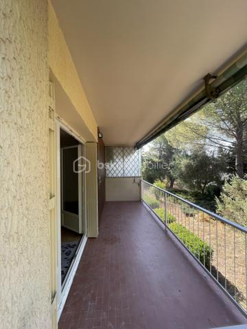 🏡 VENELLES CENTRE – APPARTEMENT 4 PIÈCES AVEC TERRASSE, BALCON, PARKING ET CAVE

Idéalement situé en plein cœur de Venelles, à seulement quelques pas de l'église, de la place du marché, des écoles (maternelle et primaire), des arrêts de bus et des commerces de proximité, découvrez cet appartement de 83 m² entièrement rénové, offrant un cadre de vie privilégié alliant confort, calme et praticité.

Situé au 1er étage sur 3 avec ascenseur, au sein d'une résidence équipée d'une rampe d'accès, cet appartement bénéficie d'un environnement particulièrement paisible, dans une rue très peu passante.

Dès l'entrée, vous serez séduit par la qualité de la rénovation et le choix de matériaux soignés, notamment son élégant parquet bois en pointe de Hongrie, qui confère beaucoup de cachet à l'ensemble.

L'appartement se compose d'une belle et grande pièce de vie lumineuse, de trois chambres, d'une pièce annexe pouvant être aménagée en dressing, cellier ou espace de rangement, d'une salle d'eau moderne équipée d'un sèche-serviettes, ainsi que de WC indépendants.

La cuisine reste à aménager selon vos envies, vous laissant la liberté de créer un espace entièrement personnalisé.

Côté extérieur, vous profiterez d'une agréable terrasse exposée plein sud d'environ 10 m², donnant sur un parc arboré. Ses dimensions permettent aisément d'y installer une table afin de profiter de repas en extérieur, dans un environnement verdoyant et paisible. Un balcon accessible depuis deux des chambres complète les extérieurs.

Le bien est complété par une place de parking privative et une cave, des prestations particulièrement recherchées en centre-ville.

L'appartement n'est pas équipé de climatisation, mais l'installation d'un système est possible, avec la possibilité d'installer une unité extérieure sur le balcon.

📍 Les points forts :

✅ Emplacement privilégié en plein centre de Venelles
✅ Tous les commerces, services et transports accessibles à pied
✅ Appartement entièrement rénové avec matériaux de qualité
✅ Terrasse plein sud de 10 m² sur parc arboré
✅ Balcon attenant à deux chambres
✅ Trois chambres + pièce annexe (dressing, cellier ou rangement)
✅ Salle d'eau avec sèche-serviettes
✅ Ascenseur et rampe d'accès
✅ Place de parking privative et cave
✅ Possibilité d'installer une climatisation
✅ Copropriété sans procédure en cours

Un bien rare sur le secteur, idéal pour une famille ou des acquéreurs souhaitant profiter d'un appartement entièrement rénové, dans l'un des emplacements les plus recherchés de Venelles, où tous les services du quotidien sont accessibles à pied.