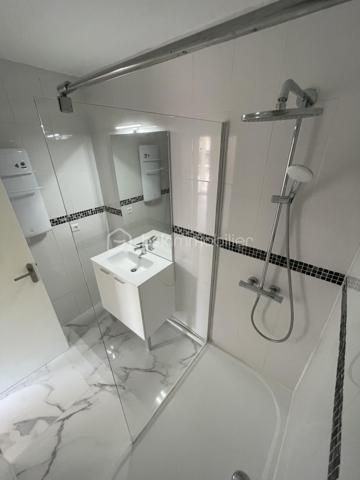 🏡 VENELLES CENTRE – APPARTEMENT 4 PIÈCES AVEC TERRASSE, BALCON, PARKING ET CAVE

Idéalement situé en plein cœur de Venelles, à seulement quelques pas de l'église, de la place du marché, des écoles (maternelle et primaire), des arrêts de bus et des commerces de proximité, découvrez cet appartement de 83 m² entièrement rénové, offrant un cadre de vie privilégié alliant confort, calme et praticité.

Situé au 1er étage sur 3 avec ascenseur, au sein d'une résidence équipée d'une rampe d'accès, cet appartement bénéficie d'un environnement particulièrement paisible, dans une rue très peu passante.

Dès l'entrée, vous serez séduit par la qualité de la rénovation et le choix de matériaux soignés, notamment son élégant parquet bois en pointe de Hongrie, qui confère beaucoup de cachet à l'ensemble.

L'appartement se compose d'une belle et grande pièce de vie lumineuse, de trois chambres, d'une pièce annexe pouvant être aménagée en dressing, cellier ou espace de rangement, d'une salle d'eau moderne équipée d'un sèche-serviettes, ainsi que de WC indépendants.

La cuisine reste à aménager selon vos envies, vous laissant la liberté de créer un espace entièrement personnalisé.

Côté extérieur, vous profiterez d'une agréable terrasse exposée plein sud d'environ 10 m², donnant sur un parc arboré. Ses dimensions permettent aisément d'y installer une table afin de profiter de repas en extérieur, dans un environnement verdoyant et paisible. Un balcon accessible depuis deux des chambres complète les extérieurs.

Le bien est complété par une place de parking privative et une cave, des prestations particulièrement recherchées en centre-ville.

L'appartement n'est pas équipé de climatisation, mais l'installation d'un système est possible, avec la possibilité d'installer une unité extérieure sur le balcon.

📍 Les points forts :

✅ Emplacement privilégié en plein centre de Venelles
✅ Tous les commerces, services et transports accessibles à pied
✅ Appartement entièrement rénové avec matériaux de qualité
✅ Terrasse plein sud de 10 m² sur parc arboré
✅ Balcon attenant à deux chambres
✅ Trois chambres + pièce annexe (dressing, cellier ou rangement)
✅ Salle d'eau avec sèche-serviettes
✅ Ascenseur et rampe d'accès
✅ Place de parking privative et cave
✅ Possibilité d'installer une climatisation
✅ Copropriété sans procédure en cours

Un bien rare sur le secteur, idéal pour une famille ou des acquéreurs souhaitant profiter d'un appartement entièrement rénové, dans l'un des emplacements les plus recherchés de Venelles, où tous les services du quotidien sont accessibles à pied.