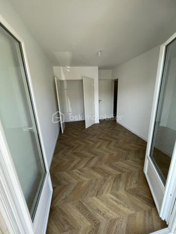 🏡 VENELLES CENTRE – APPARTEMENT 4 PIÈCES AVEC TERRASSE, BALCON, PARKING ET CAVE

Idéalement situé en plein cœur de Venelles, à seulement quelques pas de l'église, de la place du marché, des écoles (maternelle et primaire), des arrêts de bus et des commerces de proximité, découvrez cet appartement de 83 m² entièrement rénové, offrant un cadre de vie privilégié alliant confort, calme et praticité.

Situé au 1er étage sur 3 avec ascenseur, au sein d'une résidence équipée d'une rampe d'accès, cet appartement bénéficie d'un environnement particulièrement paisible, dans une rue très peu passante.

Dès l'entrée, vous serez séduit par la qualité de la rénovation et le choix de matériaux soignés, notamment son élégant parquet bois en pointe de Hongrie, qui confère beaucoup de cachet à l'ensemble.

L'appartement se compose d'une belle et grande pièce de vie lumineuse, de trois chambres, d'une pièce annexe pouvant être aménagée en dressing, cellier ou espace de rangement, d'une salle d'eau moderne équipée d'un sèche-serviettes, ainsi que de WC indépendants.

La cuisine reste à aménager selon vos envies, vous laissant la liberté de créer un espace entièrement personnalisé.

Côté extérieur, vous profiterez d'une agréable terrasse exposée plein sud d'environ 10 m², donnant sur un parc arboré. Ses dimensions permettent aisément d'y installer une table afin de profiter de repas en extérieur, dans un environnement verdoyant et paisible. Un balcon accessible depuis deux des chambres complète les extérieurs.

Le bien est complété par une place de parking privative et une cave, des prestations particulièrement recherchées en centre-ville.

L'appartement n'est pas équipé de climatisation, mais l'installation d'un système est possible, avec la possibilité d'installer une unité extérieure sur le balcon.

📍 Les points forts :

✅ Emplacement privilégié en plein centre de Venelles
✅ Tous les commerces, services et transports accessibles à pied
✅ Appartement entièrement rénové avec matériaux de qualité
✅ Terrasse plein sud de 10 m² sur parc arboré
✅ Balcon attenant à deux chambres
✅ Trois chambres + pièce annexe (dressing, cellier ou rangement)
✅ Salle d'eau avec sèche-serviettes
✅ Ascenseur et rampe d'accès
✅ Place de parking privative et cave
✅ Possibilité d'installer une climatisation
✅ Copropriété sans procédure en cours

Un bien rare sur le secteur, idéal pour une famille ou des acquéreurs souhaitant profiter d'un appartement entièrement rénové, dans l'un des emplacements les plus recherchés de Venelles, où tous les services du quotidien sont accessibles à pied.