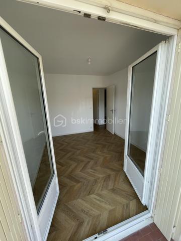 🏡 VENELLES CENTRE – APPARTEMENT 4 PIÈCES AVEC TERRASSE, BALCON, PARKING ET CAVE

Idéalement situé en plein cœur de Venelles, à seulement quelques pas de l'église, de la place du marché, des écoles (maternelle et primaire), des arrêts de bus et des commerces de proximité, découvrez cet appartement de 83 m² entièrement rénové, offrant un cadre de vie privilégié alliant confort, calme et praticité.

Situé au 1er étage sur 3 avec ascenseur, au sein d'une résidence équipée d'une rampe d'accès, cet appartement bénéficie d'un environnement particulièrement paisible, dans une rue très peu passante.

Dès l'entrée, vous serez séduit par la qualité de la rénovation et le choix de matériaux soignés, notamment son élégant parquet bois en pointe de Hongrie, qui confère beaucoup de cachet à l'ensemble.

L'appartement se compose d'une belle et grande pièce de vie lumineuse, de trois chambres, d'une pièce annexe pouvant être aménagée en dressing, cellier ou espace de rangement, d'une salle d'eau moderne équipée d'un sèche-serviettes, ainsi que de WC indépendants.

La cuisine reste à aménager selon vos envies, vous laissant la liberté de créer un espace entièrement personnalisé.

Côté extérieur, vous profiterez d'une agréable terrasse exposée plein sud d'environ 10 m², donnant sur un parc arboré. Ses dimensions permettent aisément d'y installer une table afin de profiter de repas en extérieur, dans un environnement verdoyant et paisible. Un balcon accessible depuis deux des chambres complète les extérieurs.

Le bien est complété par une place de parking privative et une cave, des prestations particulièrement recherchées en centre-ville.

L'appartement n'est pas équipé de climatisation, mais l'installation d'un système est possible, avec la possibilité d'installer une unité extérieure sur le balcon.

📍 Les points forts :

✅ Emplacement privilégié en plein centre de Venelles
✅ Tous les commerces, services et transports accessibles à pied
✅ Appartement entièrement rénové avec matériaux de qualité
✅ Terrasse plein sud de 10 m² sur parc arboré
✅ Balcon attenant à deux chambres
✅ Trois chambres + pièce annexe (dressing, cellier ou rangement)
✅ Salle d'eau avec sèche-serviettes
✅ Ascenseur et rampe d'accès
✅ Place de parking privative et cave
✅ Possibilité d'installer une climatisation
✅ Copropriété sans procédure en cours

Un bien rare sur le secteur, idéal pour une famille ou des acquéreurs souhaitant profiter d'un appartement entièrement rénové, dans l'un des emplacements les plus recherchés de Venelles, où tous les services du quotidien sont accessibles à pied.