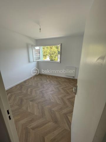 🏡 VENELLES CENTRE – APPARTEMENT 4 PIÈCES AVEC TERRASSE, BALCON, PARKING ET CAVE

Idéalement situé en plein cœur de Venelles, à seulement quelques pas de l'église, de la place du marché, des écoles (maternelle et primaire), des arrêts de bus et des commerces de proximité, découvrez cet appartement de 83 m² entièrement rénové, offrant un cadre de vie privilégié alliant confort, calme et praticité.

Situé au 1er étage sur 3 avec ascenseur, au sein d'une résidence équipée d'une rampe d'accès, cet appartement bénéficie d'un environnement particulièrement paisible, dans une rue très peu passante.

Dès l'entrée, vous serez séduit par la qualité de la rénovation et le choix de matériaux soignés, notamment son élégant parquet bois en pointe de Hongrie, qui confère beaucoup de cachet à l'ensemble.

L'appartement se compose d'une belle et grande pièce de vie lumineuse, de trois chambres, d'une pièce annexe pouvant être aménagée en dressing, cellier ou espace de rangement, d'une salle d'eau moderne équipée d'un sèche-serviettes, ainsi que de WC indépendants.

La cuisine reste à aménager selon vos envies, vous laissant la liberté de créer un espace entièrement personnalisé.

Côté extérieur, vous profiterez d'une agréable terrasse exposée plein sud d'environ 10 m², donnant sur un parc arboré. Ses dimensions permettent aisément d'y installer une table afin de profiter de repas en extérieur, dans un environnement verdoyant et paisible. Un balcon accessible depuis deux des chambres complète les extérieurs.

Le bien est complété par une place de parking privative et une cave, des prestations particulièrement recherchées en centre-ville.

L'appartement n'est pas équipé de climatisation, mais l'installation d'un système est possible, avec la possibilité d'installer une unité extérieure sur le balcon.

📍 Les points forts :

✅ Emplacement privilégié en plein centre de Venelles
✅ Tous les commerces, services et transports accessibles à pied
✅ Appartement entièrement rénové avec matériaux de qualité
✅ Terrasse plein sud de 10 m² sur parc arboré
✅ Balcon attenant à deux chambres
✅ Trois chambres + pièce annexe (dressing, cellier ou rangement)
✅ Salle d'eau avec sèche-serviettes
✅ Ascenseur et rampe d'accès
✅ Place de parking privative et cave
✅ Possibilité d'installer une climatisation
✅ Copropriété sans procédure en cours

Un bien rare sur le secteur, idéal pour une famille ou des acquéreurs souhaitant profiter d'un appartement entièrement rénové, dans l'un des emplacements les plus recherchés de Venelles, où tous les services du quotidien sont accessibles à pied.