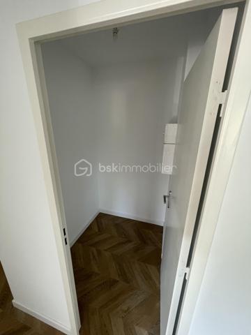 🏡 VENELLES CENTRE – APPARTEMENT 4 PIÈCES AVEC TERRASSE, BALCON, PARKING ET CAVE

Idéalement situé en plein cœur de Venelles, à seulement quelques pas de l'église, de la place du marché, des écoles (maternelle et primaire), des arrêts de bus et des commerces de proximité, découvrez cet appartement de 83 m² entièrement rénové, offrant un cadre de vie privilégié alliant confort, calme et praticité.

Situé au 1er étage sur 3 avec ascenseur, au sein d'une résidence équipée d'une rampe d'accès, cet appartement bénéficie d'un environnement particulièrement paisible, dans une rue très peu passante.

Dès l'entrée, vous serez séduit par la qualité de la rénovation et le choix de matériaux soignés, notamment son élégant parquet bois en pointe de Hongrie, qui confère beaucoup de cachet à l'ensemble.

L'appartement se compose d'une belle et grande pièce de vie lumineuse, de trois chambres, d'une pièce annexe pouvant être aménagée en dressing, cellier ou espace de rangement, d'une salle d'eau moderne équipée d'un sèche-serviettes, ainsi que de WC indépendants.

La cuisine reste à aménager selon vos envies, vous laissant la liberté de créer un espace entièrement personnalisé.

Côté extérieur, vous profiterez d'une agréable terrasse exposée plein sud d'environ 10 m², donnant sur un parc arboré. Ses dimensions permettent aisément d'y installer une table afin de profiter de repas en extérieur, dans un environnement verdoyant et paisible. Un balcon accessible depuis deux des chambres complète les extérieurs.

Le bien est complété par une place de parking privative et une cave, des prestations particulièrement recherchées en centre-ville.

L'appartement n'est pas équipé de climatisation, mais l'installation d'un système est possible, avec la possibilité d'installer une unité extérieure sur le balcon.

📍 Les points forts :

✅ Emplacement privilégié en plein centre de Venelles
✅ Tous les commerces, services et transports accessibles à pied
✅ Appartement entièrement rénové avec matériaux de qualité
✅ Terrasse plein sud de 10 m² sur parc arboré
✅ Balcon attenant à deux chambres
✅ Trois chambres + pièce annexe (dressing, cellier ou rangement)
✅ Salle d'eau avec sèche-serviettes
✅ Ascenseur et rampe d'accès
✅ Place de parking privative et cave
✅ Possibilité d'installer une climatisation
✅ Copropriété sans procédure en cours

Un bien rare sur le secteur, idéal pour une famille ou des acquéreurs souhaitant profiter d'un appartement entièrement rénové, dans l'un des emplacements les plus recherchés de Venelles, où tous les services du quotidien sont accessibles à pied.
