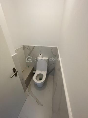 🏡 VENELLES CENTRE – APPARTEMENT 4 PIÈCES AVEC TERRASSE, BALCON, PARKING ET CAVE

Idéalement situé en plein cœur de Venelles, à seulement quelques pas de l'église, de la place du marché, des écoles (maternelle et primaire), des arrêts de bus et des commerces de proximité, découvrez cet appartement de 83 m² entièrement rénové, offrant un cadre de vie privilégié alliant confort, calme et praticité.

Situé au 1er étage sur 3 avec ascenseur, au sein d'une résidence équipée d'une rampe d'accès, cet appartement bénéficie d'un environnement particulièrement paisible, dans une rue très peu passante.

Dès l'entrée, vous serez séduit par la qualité de la rénovation et le choix de matériaux soignés, notamment son élégant parquet bois en pointe de Hongrie, qui confère beaucoup de cachet à l'ensemble.

L'appartement se compose d'une belle et grande pièce de vie lumineuse, de trois chambres, d'une pièce annexe pouvant être aménagée en dressing, cellier ou espace de rangement, d'une salle d'eau moderne équipée d'un sèche-serviettes, ainsi que de WC indépendants.

La cuisine reste à aménager selon vos envies, vous laissant la liberté de créer un espace entièrement personnalisé.

Côté extérieur, vous profiterez d'une agréable terrasse exposée plein sud d'environ 10 m², donnant sur un parc arboré. Ses dimensions permettent aisément d'y installer une table afin de profiter de repas en extérieur, dans un environnement verdoyant et paisible. Un balcon accessible depuis deux des chambres complète les extérieurs.

Le bien est complété par une place de parking privative et une cave, des prestations particulièrement recherchées en centre-ville.

L'appartement n'est pas équipé de climatisation, mais l'installation d'un système est possible, avec la possibilité d'installer une unité extérieure sur le balcon.

📍 Les points forts :

✅ Emplacement privilégié en plein centre de Venelles
✅ Tous les commerces, services et transports accessibles à pied
✅ Appartement entièrement rénové avec matériaux de qualité
✅ Terrasse plein sud de 10 m² sur parc arboré
✅ Balcon attenant à deux chambres
✅ Trois chambres + pièce annexe (dressing, cellier ou rangement)
✅ Salle d'eau avec sèche-serviettes
✅ Ascenseur et rampe d'accès
✅ Place de parking privative et cave
✅ Possibilité d'installer une climatisation
✅ Copropriété sans procédure en cours

Un bien rare sur le secteur, idéal pour une famille ou des acquéreurs souhaitant profiter d'un appartement entièrement rénové, dans l'un des emplacements les plus recherchés de Venelles, où tous les services du quotidien sont accessibles à pied.