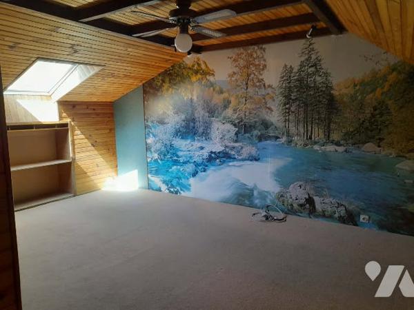Maison individuelle sur plus de 8 ares. Beaux volumes.