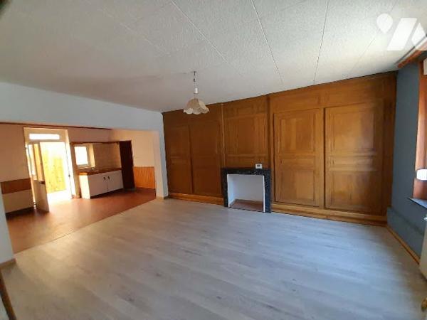 Maison individuelle sur plus de 8 ares. Beaux volumes.