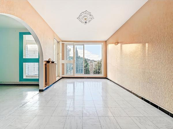A vendre Marseille 13013 Les Olives spacieux T6 lumineux  Dernier étage Vue dégagée  Garage