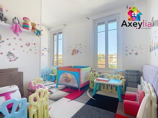 Roanne (42300) A VENDRE - ROANNE CENTRE - APPARTEMENT T5 ENTIÈREMENT RÉNOVÉ AVEC 3 CHAMBRES, PARKING, GARAGE, GRENIER ET CAVE