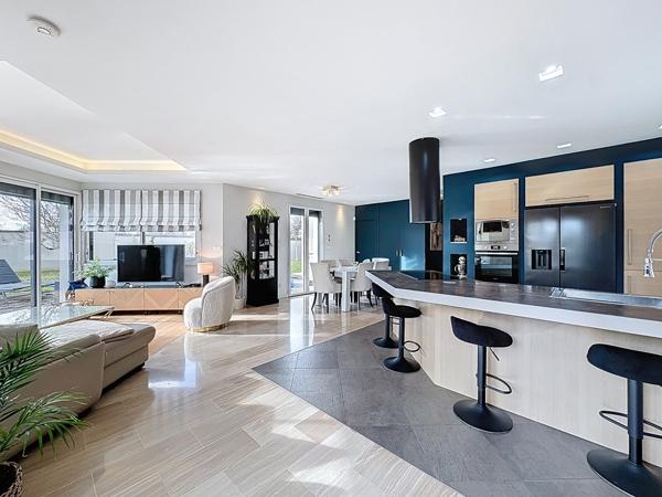 Maison d'architecte au cœur de Mionnay de 272m² sur terrain de 680m²