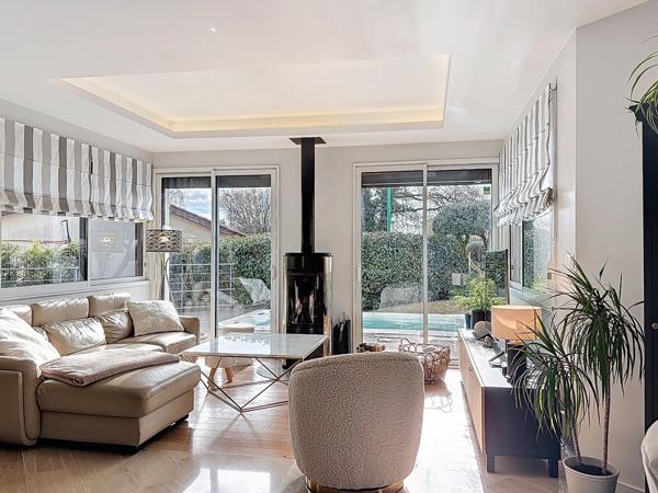 Maison d'architecte au cœur de Mionnay de 272m² sur terrain de 680m²