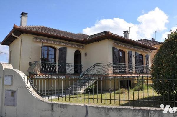 SEMEAC MAISON T4  sur sous-sol semi enterré, 3 chambres. Jardin.