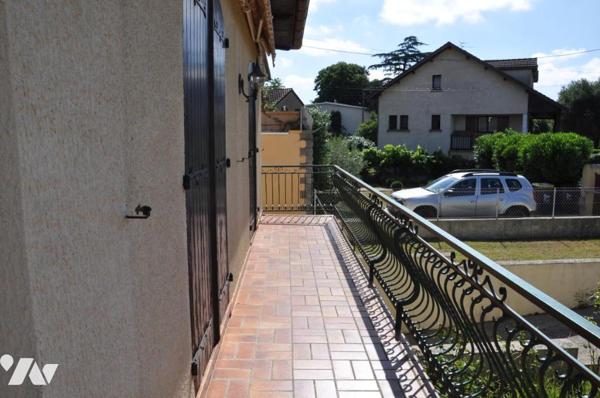 SEMEAC MAISON T4  sur sous-sol semi enterré, 3 chambres. Jardin.