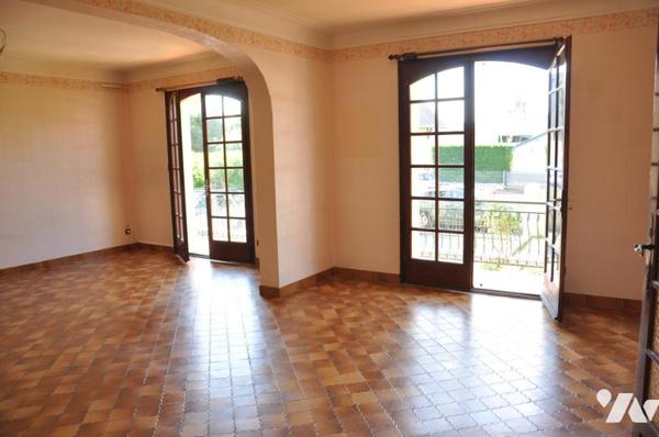 SEMEAC MAISON T4  sur sous-sol semi enterré, 3 chambres. Jardin.