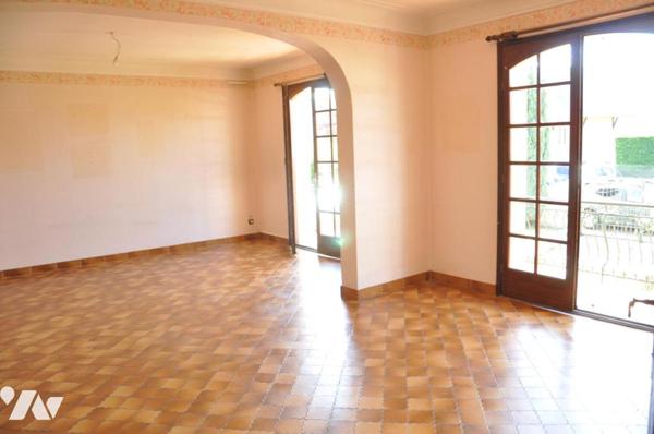 SEMEAC MAISON T4  sur sous-sol semi enterré, 3 chambres. Jardin.