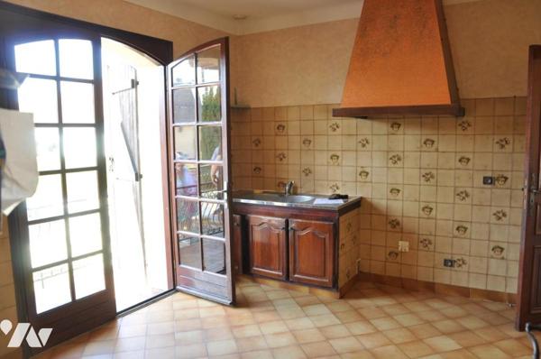 SEMEAC MAISON T4  sur sous-sol semi enterré, 3 chambres. Jardin.