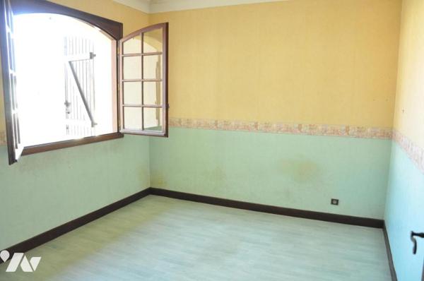 SEMEAC MAISON T4  sur sous-sol semi enterré, 3 chambres. Jardin.