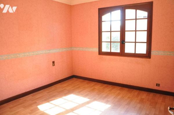SEMEAC MAISON T4  sur sous-sol semi enterré, 3 chambres. Jardin.