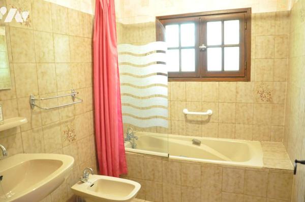 SEMEAC MAISON T4  sur sous-sol semi enterré, 3 chambres. Jardin.