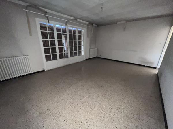 Marignane (13700) Maison de type 4 situé à Marignane, à rénover, avec jardin.