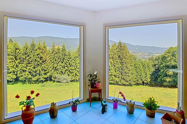 VILLA D'ARCHITECTE  SITUATION DOMINANTE FACE AUX VOIRONS  265 M²  GÉOTHERMIE (DPE C)