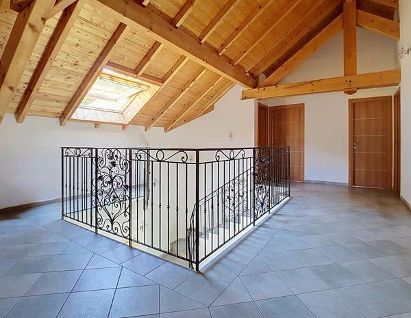 VILLA D'ARCHITECTE  SITUATION DOMINANTE FACE AUX VOIRONS  265 M²  GÉOTHERMIE (DPE C)