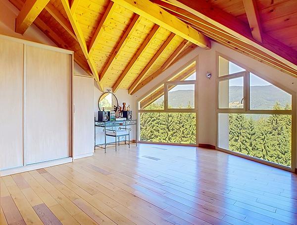 VILLA D'ARCHITECTE  SITUATION DOMINANTE FACE AUX VOIRONS  265 M²  GÉOTHERMIE (DPE C)