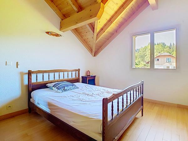 VILLA D'ARCHITECTE  SITUATION DOMINANTE FACE AUX VOIRONS  265 M²  GÉOTHERMIE (DPE C)