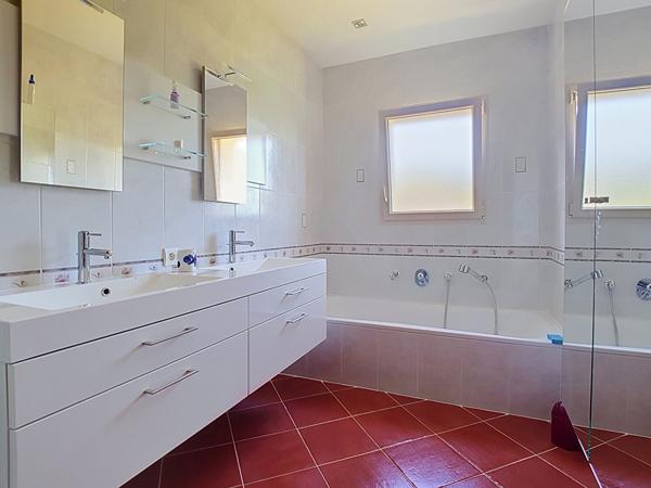 VILLA D'ARCHITECTE  SITUATION DOMINANTE FACE AUX VOIRONS  265 M²  GÉOTHERMIE (DPE C)