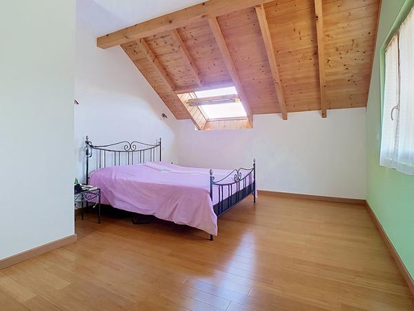 VILLA D'ARCHITECTE  SITUATION DOMINANTE FACE AUX VOIRONS  265 M²  GÉOTHERMIE (DPE C)
