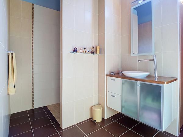 VILLA D'ARCHITECTE  SITUATION DOMINANTE FACE AUX VOIRONS  265 M²  GÉOTHERMIE (DPE C)