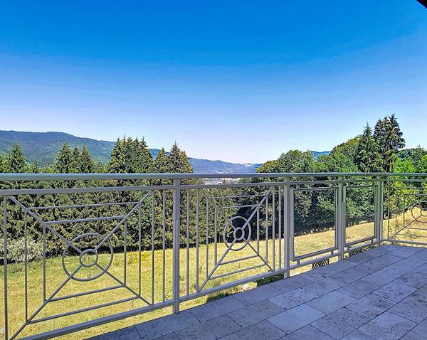 VILLA D'ARCHITECTE  SITUATION DOMINANTE FACE AUX VOIRONS  265 M²  GÉOTHERMIE (DPE C)