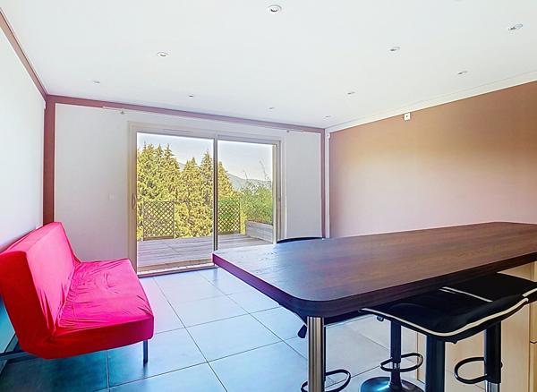 VILLA D'ARCHITECTE  SITUATION DOMINANTE FACE AUX VOIRONS  265 M²  GÉOTHERMIE (DPE C)