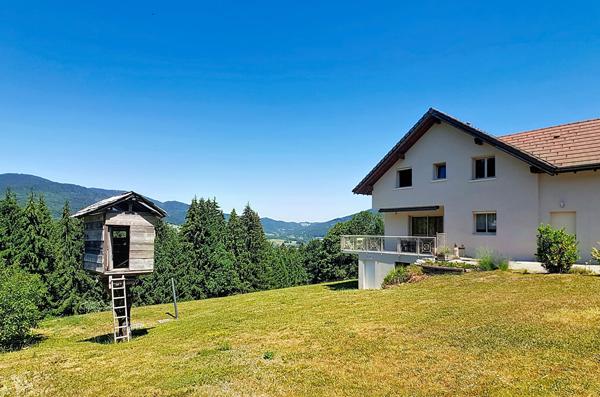 VILLA D'ARCHITECTE  SITUATION DOMINANTE FACE AUX VOIRONS  265 M²  GÉOTHERMIE (DPE C)