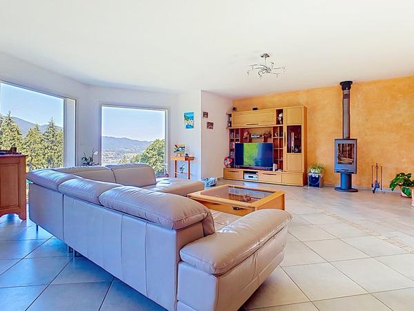 VILLA D'ARCHITECTE  SITUATION DOMINANTE FACE AUX VOIRONS  265 M²  GÉOTHERMIE (DPE C)