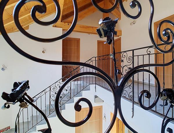 VILLA D'ARCHITECTE  SITUATION DOMINANTE FACE AUX VOIRONS  265 M²  GÉOTHERMIE (DPE C)