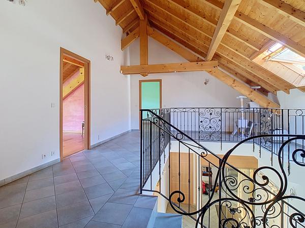VILLA D'ARCHITECTE  SITUATION DOMINANTE FACE AUX VOIRONS  265 M²  GÉOTHERMIE (DPE C)