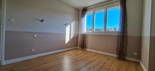 À vendre - Appartement, 5 pièces situé à Oloron-Sainte-Marie (64400)