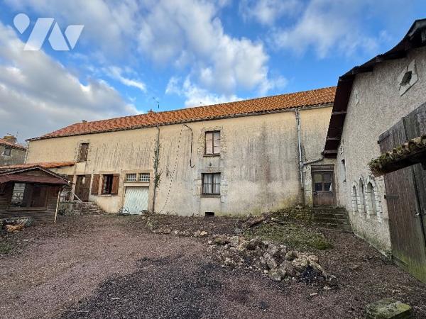 Maison de ville à rafraîchir avec dépendances, étage à aménager, cour fermée, centre-ville