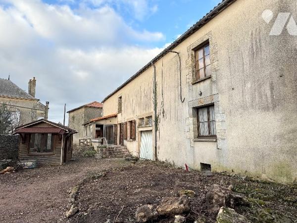 Maison de ville à rafraîchir avec dépendances, étage à aménager, cour fermée, centre-ville