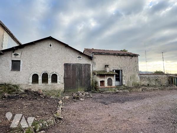 Maison de ville à rafraîchir avec dépendances, étage à aménager, cour fermée, centre-ville