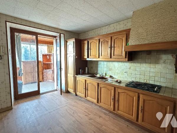 Maison de ville à rafraîchir avec dépendances, étage à aménager, cour fermée, centre-ville