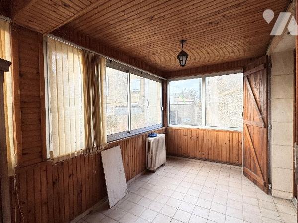 Maison de ville à rafraîchir avec dépendances, étage à aménager, cour fermée, centre-ville