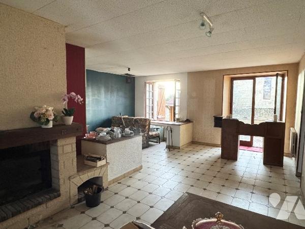 Maison de ville à rafraîchir avec dépendances, étage à aménager, cour fermée, centre-ville