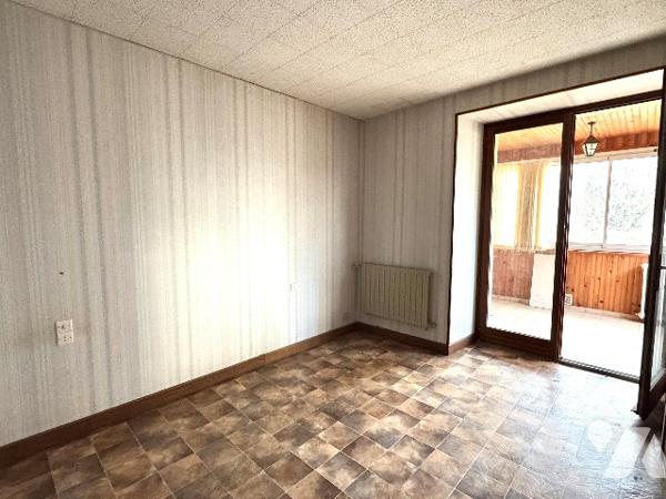 Maison de ville à rafraîchir avec dépendances, étage à aménager, cour fermée, centre-ville