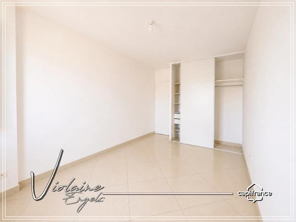 À NARBONNE-SUD – MAISON FAMILIALE DE 109 M² AVEC 3 CHAMBRES, 2 SALONS, JARDIN, TERRASSES ET GARAGE